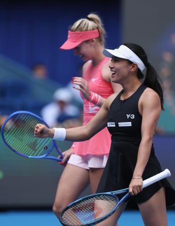 　テニスの中国オープンで準決勝に進出した加藤未唯（右）ファニー・シュトラル組＝２日（ゲッティ＝共同）