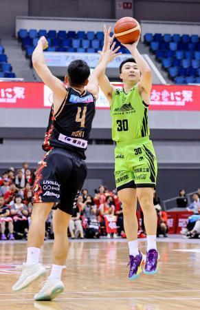 　大阪とのオープン戦でシュートを狙う北海道・富永＝９月、おおきにアリーナ舞洲（（Ｃ）Ｂ．ＬＥＡＧＵＥ）