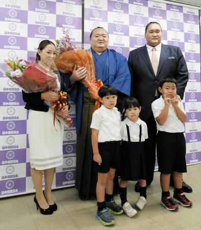 　妻と３人の子ども、伊勢ケ浜親方と記念撮影に応じる元宝富士の桐山親方