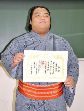 　相撲教習所を卒業した藤凌駕＝２日、両国国技館内の教習所