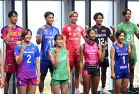 　ＳＶリーグの開幕前イベントに出席したサントリーの高橋藍（後列中央）、大阪Ｂの西田（同左から２人目）ら