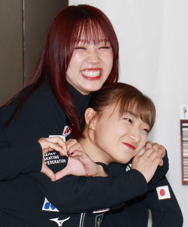 　会見で樋口新葉（上）とじゃれ合う坂本花織（撮影・佐々木彰尚）