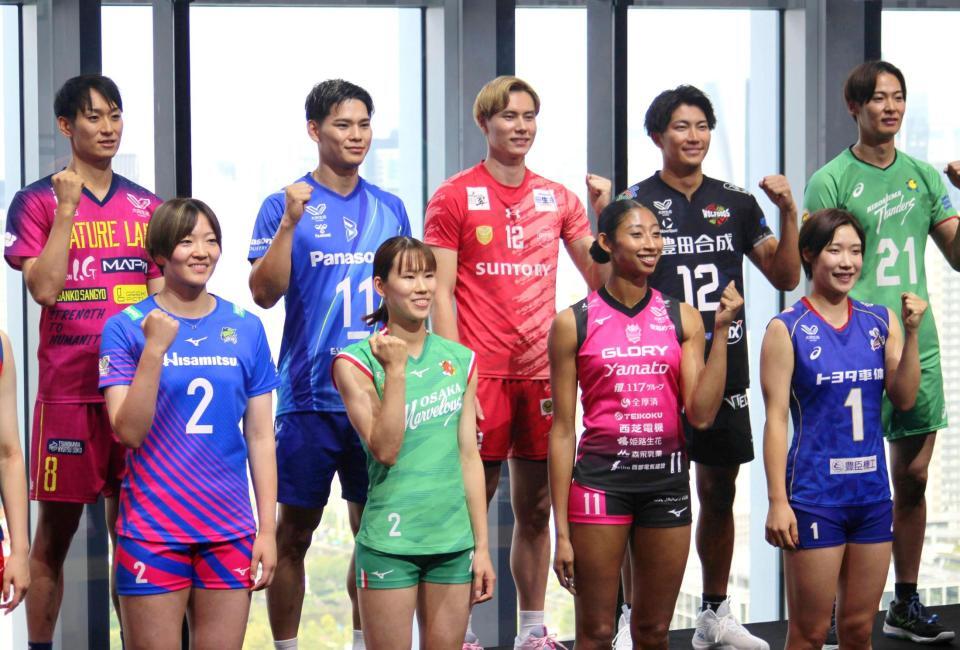 　ＳＶリーグの開幕前イベントに出席したサントリーの高橋藍（後列中央）、大阪Ｂの西田（同左から２人目）ら