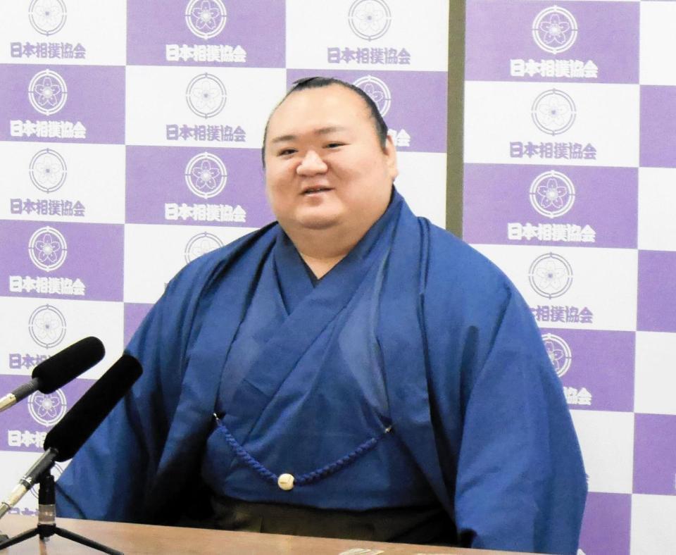 　会見で温和な表情で語る元宝富士の桐山親方