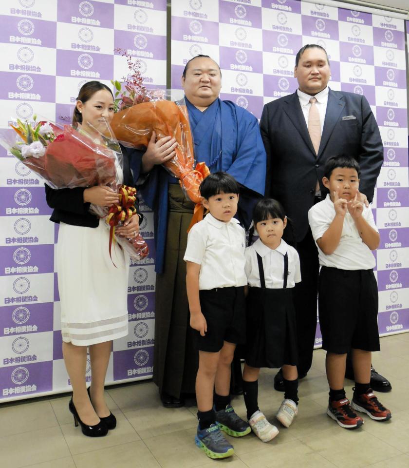 　妻と３人の子ども、伊勢ケ浜親方と記念撮影に応じる元宝富士の桐山親方