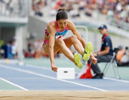 　成年女子三段跳び　１３メートル６４の大会記録で優勝した福岡・高島真織子＝平和堂ＨＡＴＯスタジアム