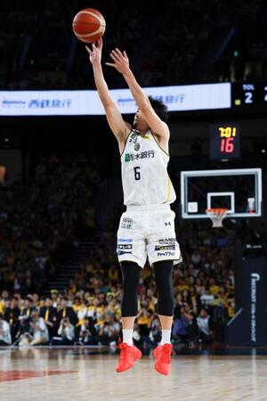 　Ａ東京戦で３点シュートを決める宇都宮・比江島