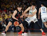 　Ａ東京戦で競り合う宇都宮・比江島（手前右）