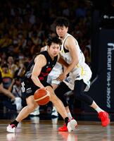 　宇都宮戦でプレーするＡ東京・小酒部（左）