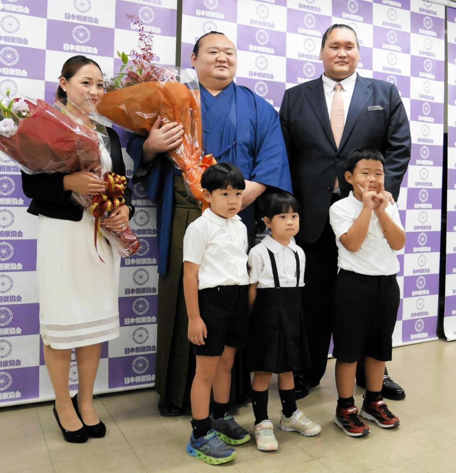 　英莉乃夫人（左）、照ノ富士親方（右）から労われる元宝富士の桐山親方