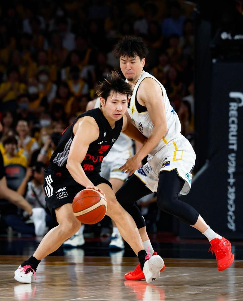 　宇都宮戦でプレーするＡ東京・小酒部（左）