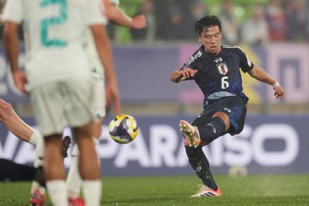 　ニュージーランド戦で先制点を決める日本の小倉（右）＝バルパライソ（ＡＰ＝共同）