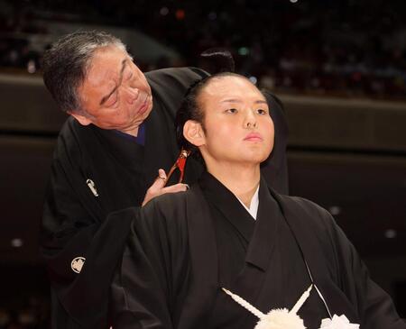 　常盤山親方（奥）にとめばさみを入れてもらった湊川親方（撮影・石井剣太郎）