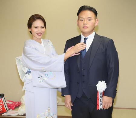 　有希奈夫人と写真に納まる湊川親方（右）＝撮影・石井剣太郎