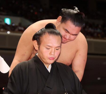 　豊昇龍（奥）からねぎらわれる湊川親方（撮影・石井剣太郎）