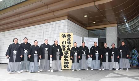　記念撮影する（左から）琴栄峰、栃大海、藤ノ川、王鵬、琴桜、湊川親方、大栄翔、日翔志、豪ノ山、紫雷、琴勝峰（撮影・石井剣太郎）