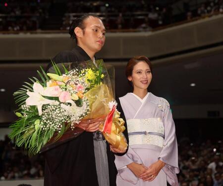 　有希奈夫人から花束を贈られる湊川親方（左）＝撮影・石井剣太郎
