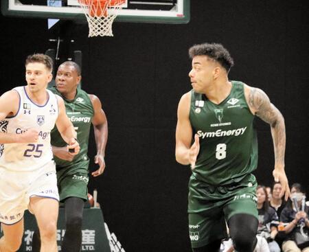 　福井戦でプレーする神戸・八村阿蓮（右端）