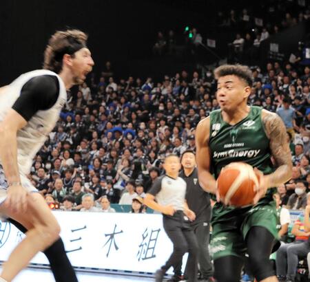 　福井戦でプレーする神戸・八村阿蓮（右）