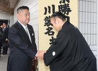 　山田道紀氏（左）を出迎える湊川親方（撮影・石井剣太郎）