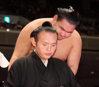 　豊昇龍（奥）からねぎらわれる湊川親方（撮影・石井剣太郎）