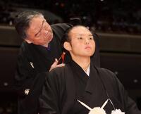 　常盤山親方（奥）にとめばさみを入れてもらった湊川親方（撮影・石井剣太郎）