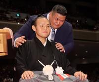 湊川親方の断髪式に参加した元小結阿武咲の打越奎也さん（奥）＝両国国技館（撮影・石井剣太郎）