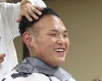 　笑顔で髪を整える湊川親方（撮影・石井剣太郎）