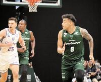 　福井戦でプレーする神戸・八村阿蓮（右端）