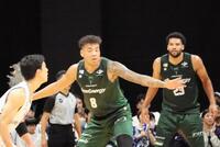 　福井戦でプレーする神戸・八村阿蓮（中央）