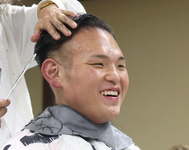 ◎祝10月4日貴景勝断髪式！湊川親方解説最高！２升五合ますます繁盛！ もはや別人」「ホストクラブに居そうなぐらいイケメン」断髪式終えた元