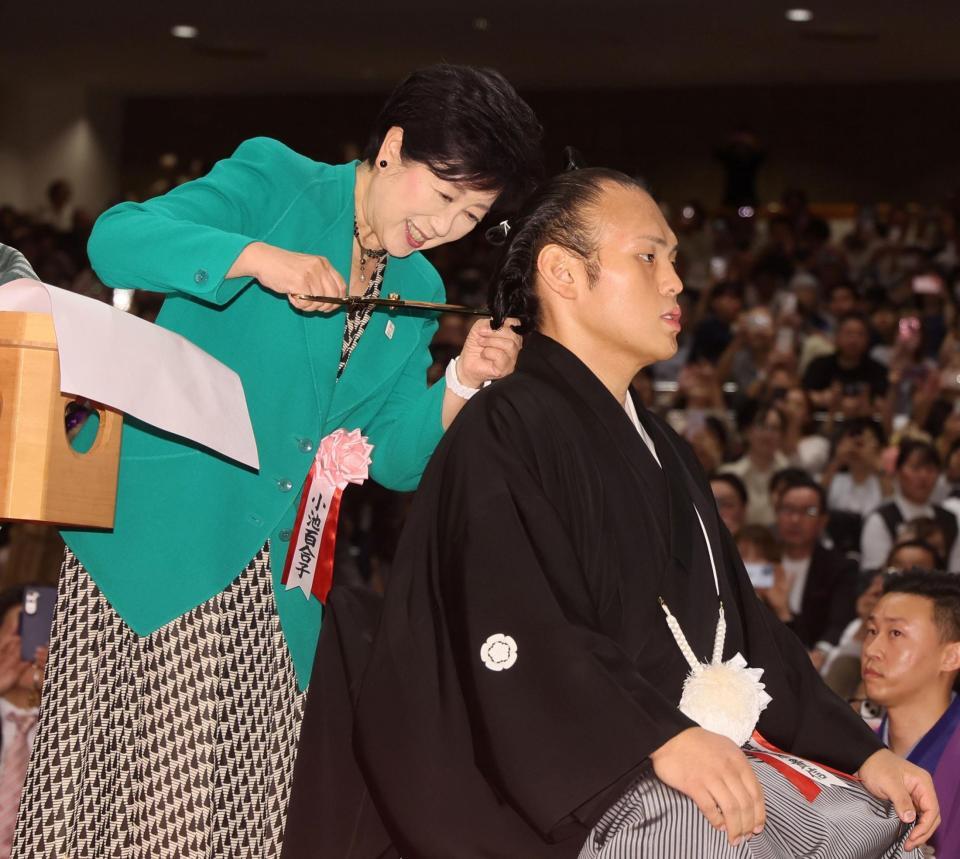 　湊川親方（右）のまげにハサミを入れる小池百合子都知事