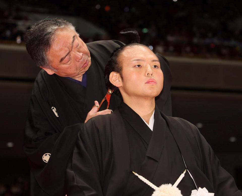 　常盤山親方（奥）にとめばさみを入れてもらった湊川親方（撮影・石井剣太郎）