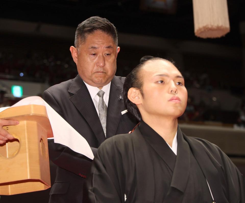 　湊川親方の断髪式に参加した山田道紀さん（奥）＝撮影・石井剣太郎