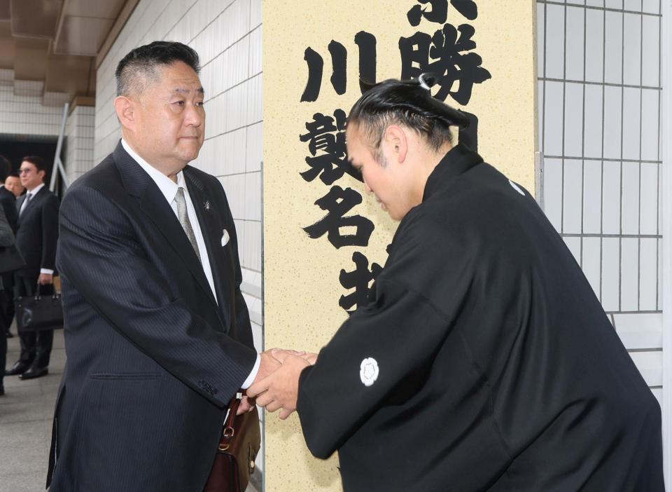 　山田道紀氏（左）を出迎える湊川親方（撮影・石井剣太郎）