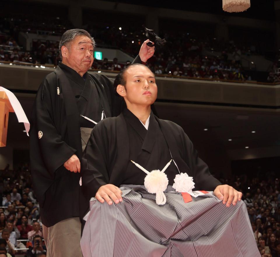 　常盤山親方（奥）にとめばさみを入れてもらった湊川親方（撮影・石井剣太郎）