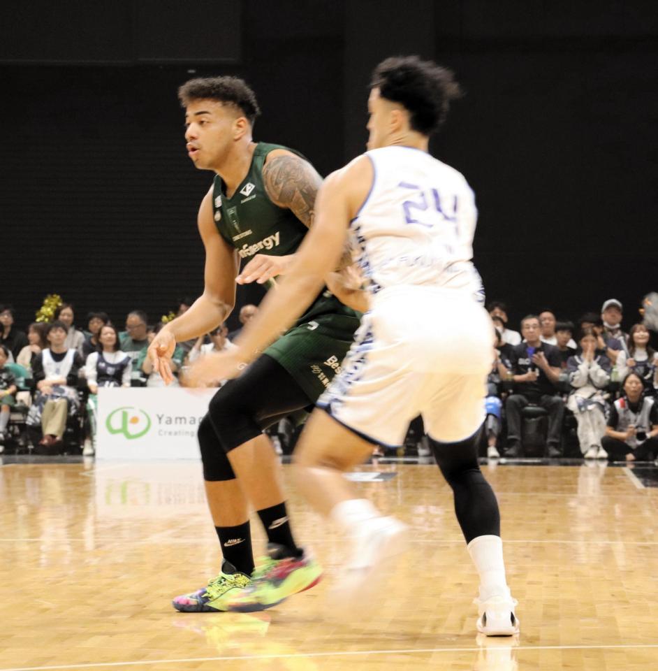 　福井戦でプレーする神戸・八村阿蓮（左）