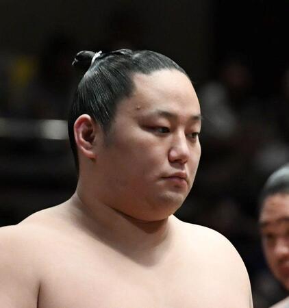 　ちょんまげを結った三田（撮影・佐藤厚）