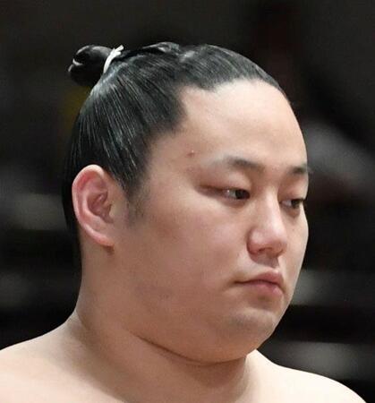 　ちょんまげを結った三田（撮影・佐藤厚）