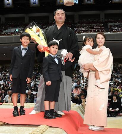 　断髪後、家族と記念撮影する妙義龍（左から）長男・泰吉君、次男・兼吉君、長女・和采ちゃん、香奈夫人（撮影・佐藤厚）