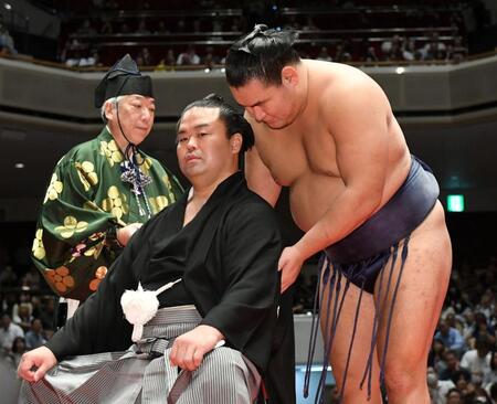 　妙義龍（左）の労をねぎらう豊昇龍（撮影・佐藤厚）