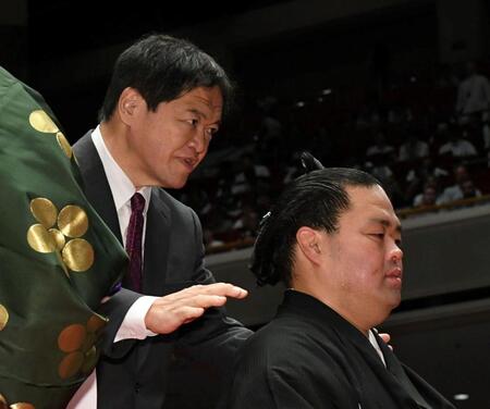 　妙義龍（右）にねぎらいの言葉をかける日体大相撲部・齋藤一雄監督（撮影・佐藤厚）