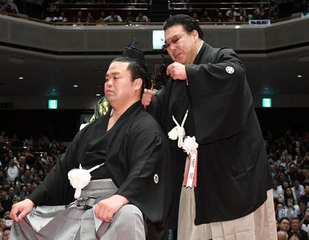 　止めばさみで妙義龍のまげを切り落とす境川親方（右）＝撮影・佐藤厚