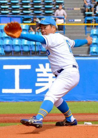 　始球式に登場したニュースキャスターの大越健介さん＝神宮