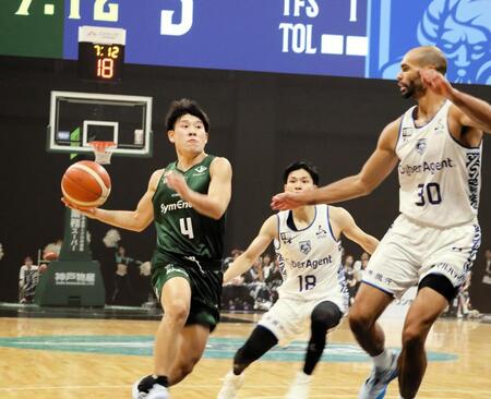 　相手選手をかわす神戸・寺園脩斗（撮影・中野裕美子）