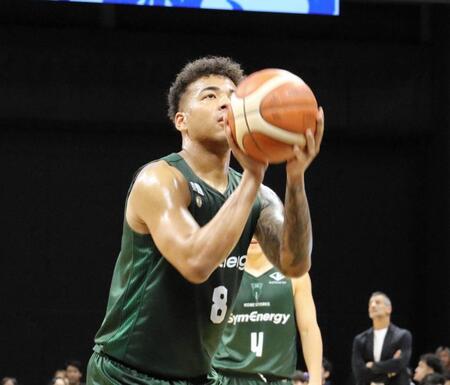 　フリースローを放つ神戸・八村阿蓮（撮影・中野裕美子）