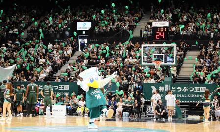 　ジェット風船が上がる客席をバックに盛り上げる神戸のマスコットのストーキー（撮影・中野裕美子）