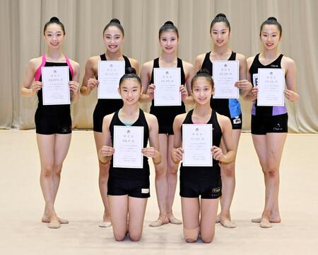 　新体操団体の日本代表トライアウトでメンバー入りした（手前左から）真鍋凜、川口莉子、（奥左から）田辺観世埜、田口久乃、西本愛実、花村夏実、田中友菜