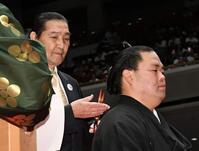 　妙義龍にはさみを入れる松浪健四郎氏（左）＝撮影・佐藤厚