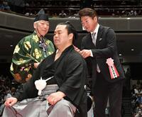 　はさみを入れる舞の海秀平氏（右）＝撮影・佐藤厚